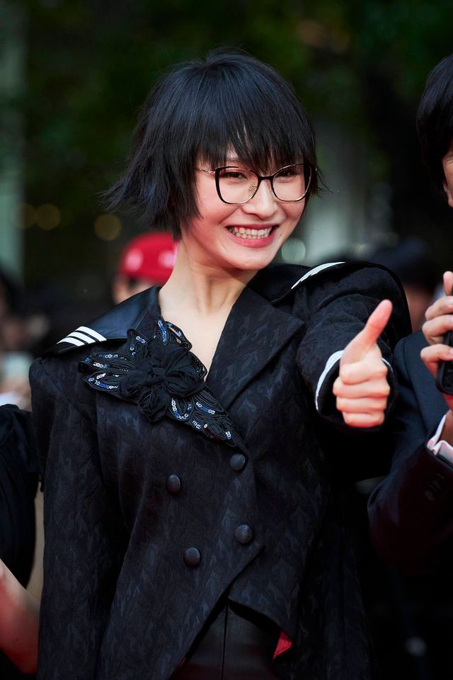 新しい学校のリーダーズ・SUZUKA、超奇抜衣装でレッドカーペット登場（7枚目）