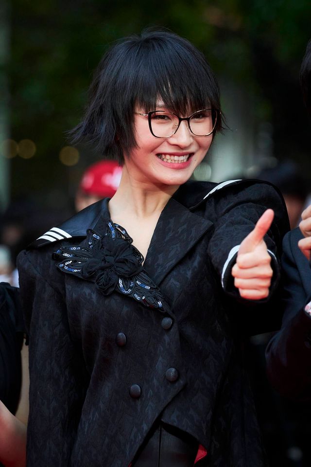 新しい学校のリーダーズ・SUZUKA、超奇抜衣装でレッドカーペット登場（8枚目）