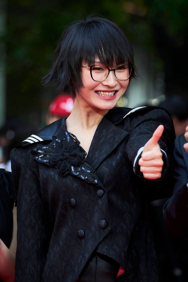 新しい学校のリーダーズ・SUZUKA、超奇抜衣装でレッドカーペット登場（9枚目）