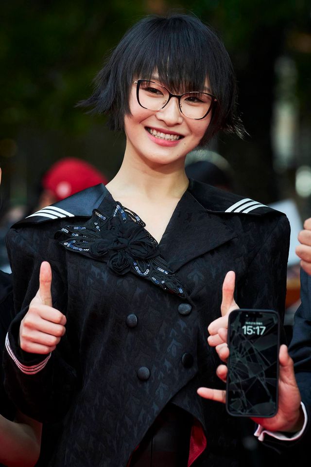 新しい学校のリーダーズ・SUZUKA、超奇抜衣装でレッドカーペット登場（11枚目）