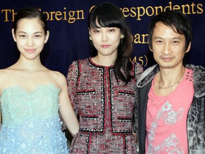 左から水原希子、菊地凛子、トラン・アン・ユン監督