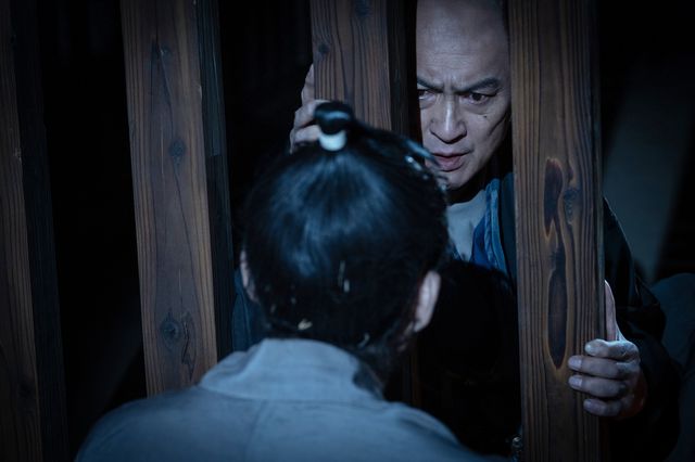 第16回より獄中の平賀源内（安田顕）と、秘密裏に会いにやってきた田沼意次（渡辺謙）