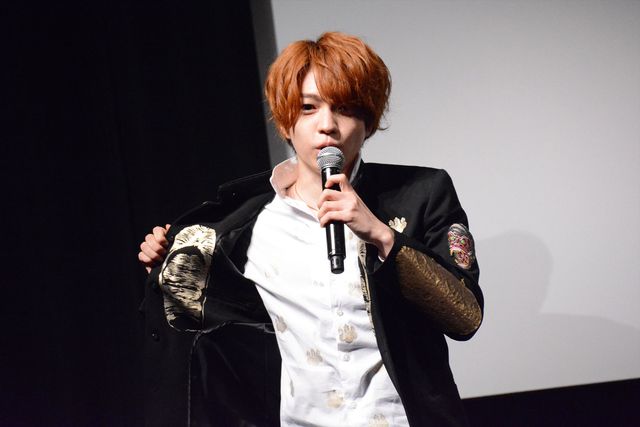 なにわ男子・西畑大吾、豊臣秀吉役の衣装を嬉しそうに見せる！ドラマ「新・信長公記」制作発表会見：フォトギャラリー