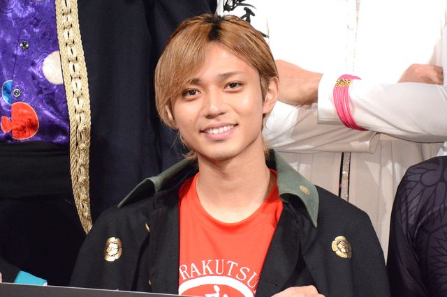 なにわ男子・西畑大吾、豊臣秀吉役の衣装を嬉しそうに見せる！ドラマ「新・信長公記」制作発表会見（2枚目）
