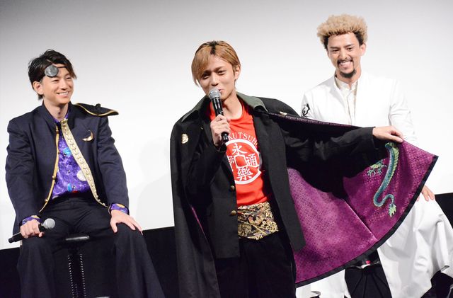 なにわ男子・西畑大吾、豊臣秀吉役の衣装を嬉しそうに見せる！ドラマ「新・信長公記」制作発表会見（3枚目）