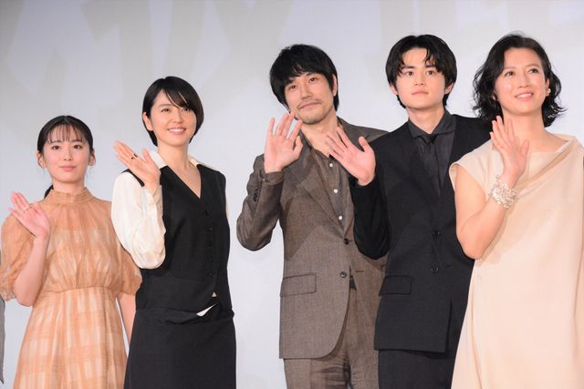 長澤まさみ、モノトーンの装いで登場！松山ケンイチらと『ロストケア』完成披露：フォトギャラリー