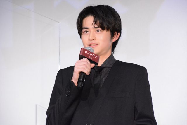 長澤まさみ、モノトーンの装いで登場！松山ケンイチらと『ロストケア』完成披露（4枚目）