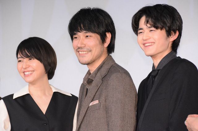 長澤まさみ、モノトーンの装いで登場！松山ケンイチらと『ロストケア』完成披露（5枚目）