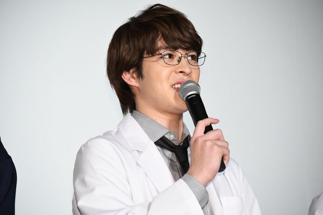 浅川梨奈、西銘駿らが白衣で登場！『劇場版　リケ恋～理系が恋に落ちたので証明してみた。～』完成披露上映会（8枚目）