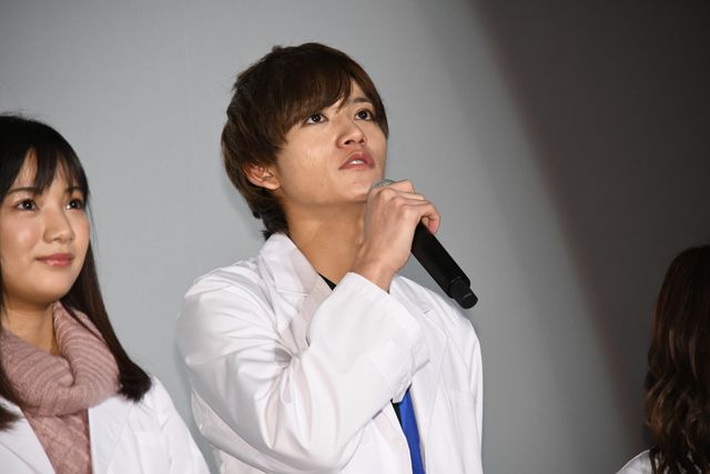 浅川梨奈、西銘駿らが白衣で登場！『劇場版　リケ恋～理系が恋に落ちたので証明してみた。～』完成披露上映会（18枚目）