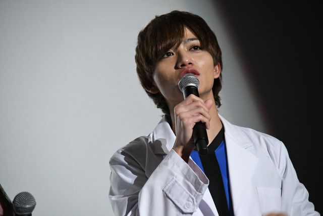 浅川梨奈、西銘駿らが白衣で登場！『劇場版　リケ恋～理系が恋に落ちたので証明してみた。～』完成披露上映会（19枚目）