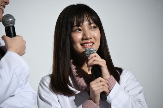 浅川梨奈、西銘駿らが白衣で登場！『劇場版　リケ恋～理系が恋に落ちたので証明してみた。～』完成披露上映会（22枚目）