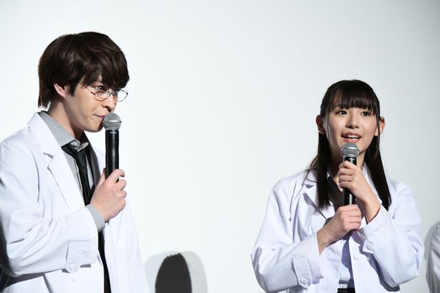 浅川梨奈、西銘駿らが白衣で登場！『劇場版　リケ恋～理系が恋に落ちたので証明してみた。～』完成披露上映会（26枚目）