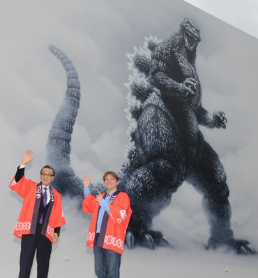 高さ12.3メートル×横17.6メートルの「ゴジラ」巨大壁画！　宝田明とギャレス・エドワーズ監督