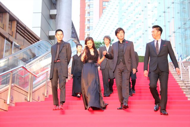 篠原涼子、永山絢斗、AKIRAらがサイン！『アンフェア the end』ジャパンプレミアフォトギャラリー（10枚目）