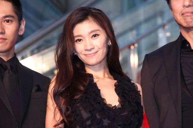 篠原涼子、永山絢斗、AKIRAらがサイン！『アンフェア the end』ジャパンプレミアフォトギャラリー（12枚目）