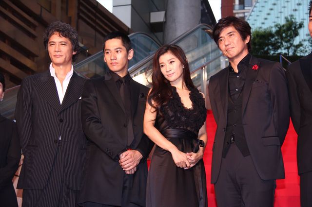 篠原涼子、永山絢斗、AKIRAらがサイン！『アンフェア the end』ジャパンプレミアフォトギャラリー（13枚目）