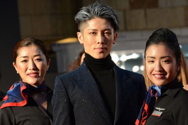 のん、弾ける笑顔＆白いドレス姿が可愛い！：フォトギャラリー