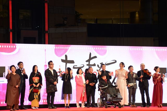 のん、弾ける笑顔＆白いドレス姿が可愛い！（3枚目）