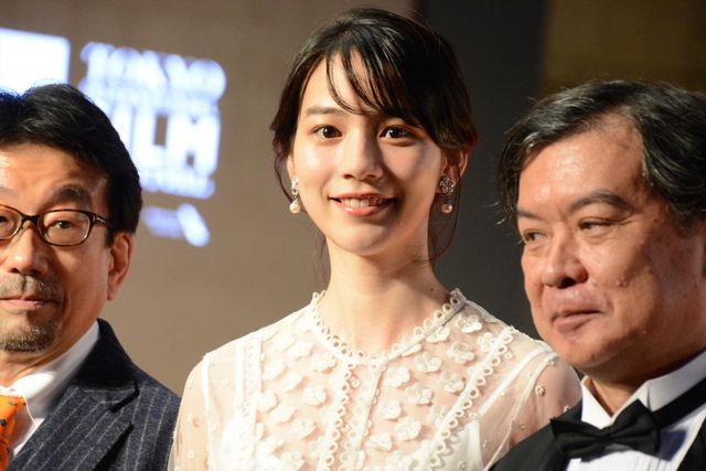 のん、弾ける笑顔＆白いドレス姿が可愛い！（6枚目）