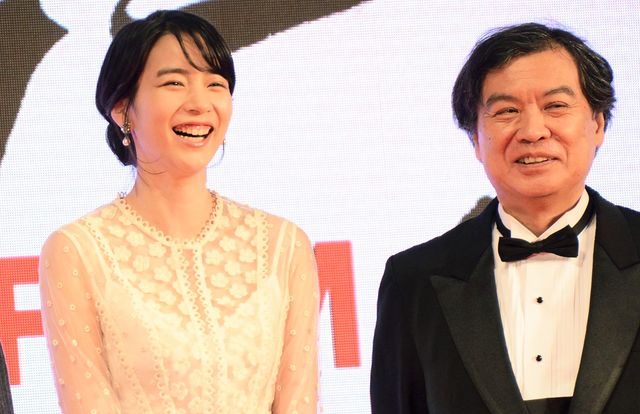 のん、弾ける笑顔＆白いドレス姿が可愛い！（9枚目）