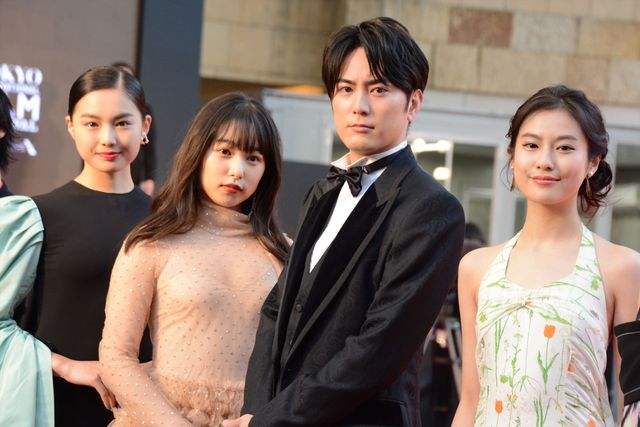 桜井日奈子、ヌードカラーのドレスで魅了!美女が続々登場