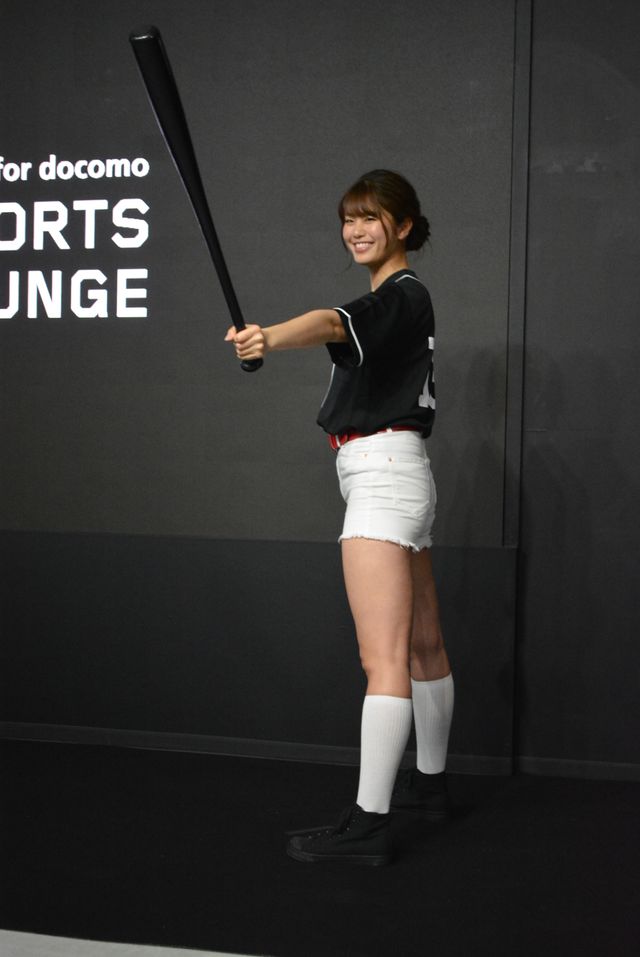 稲村亜美、デジタル始球式で“神スイング”：フォトギャラリー