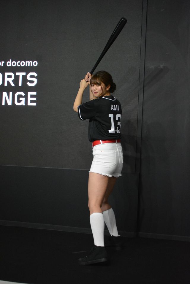 稲村亜美、デジタル始球式で“神スイング”（2枚目）