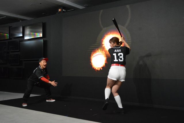 稲村亜美、デジタル始球式で“神スイング”（3枚目）