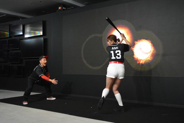 稲村亜美、デジタル始球式で“神スイング”（4枚目）