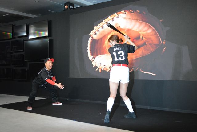 稲村亜美、デジタル始球式で“神スイング”（5枚目）