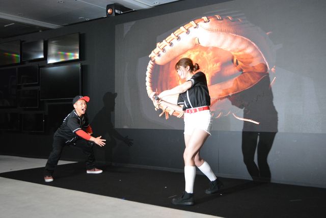 稲村亜美、デジタル始球式で“神スイング”（6枚目）