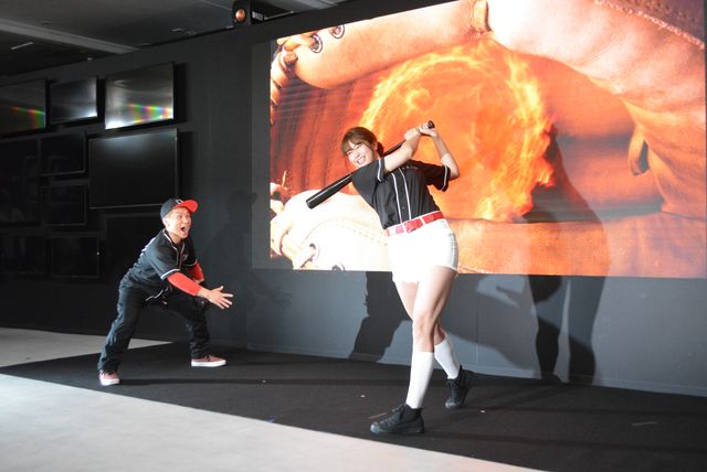 稲村亜美、デジタル始球式で“神スイング”（7枚目）