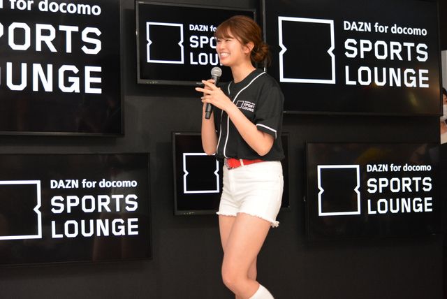 稲村亜美、デジタル始球式で“神スイング”（8枚目）