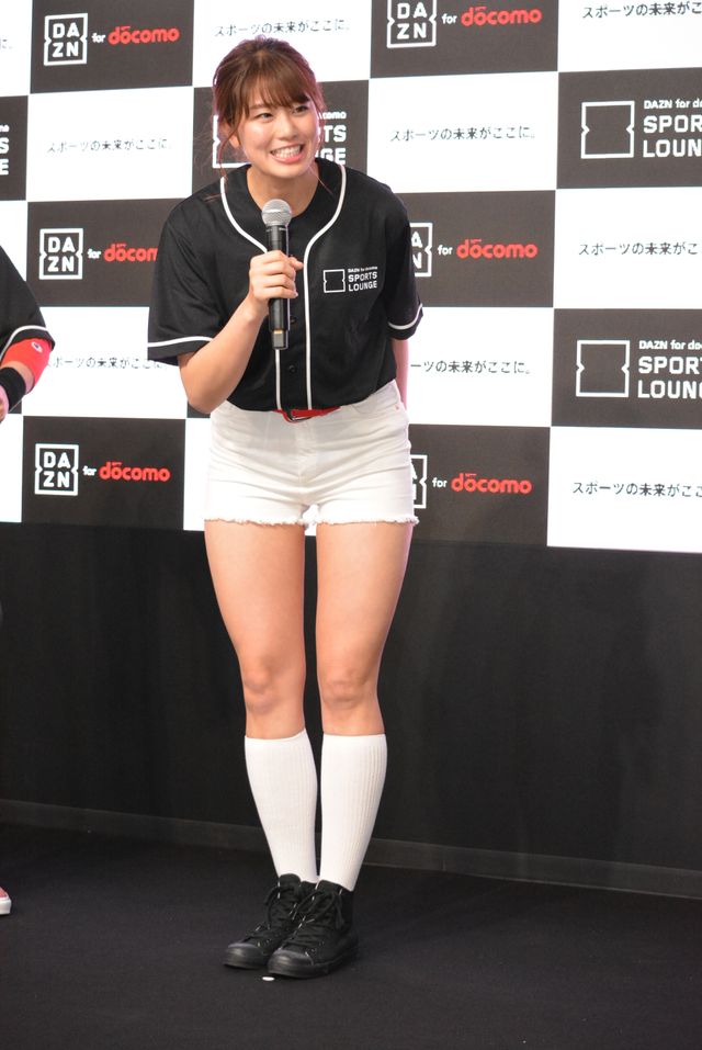 稲村亜美、デジタル始球式で“神スイング”（9枚目）