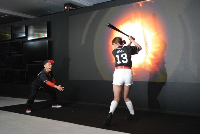 稲村亜美、デジタル始球式で“神スイング”（15枚目）