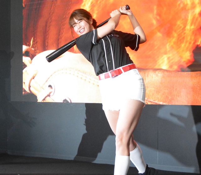 稲村亜美、デジタル始球式で“神スイング”（16枚目）