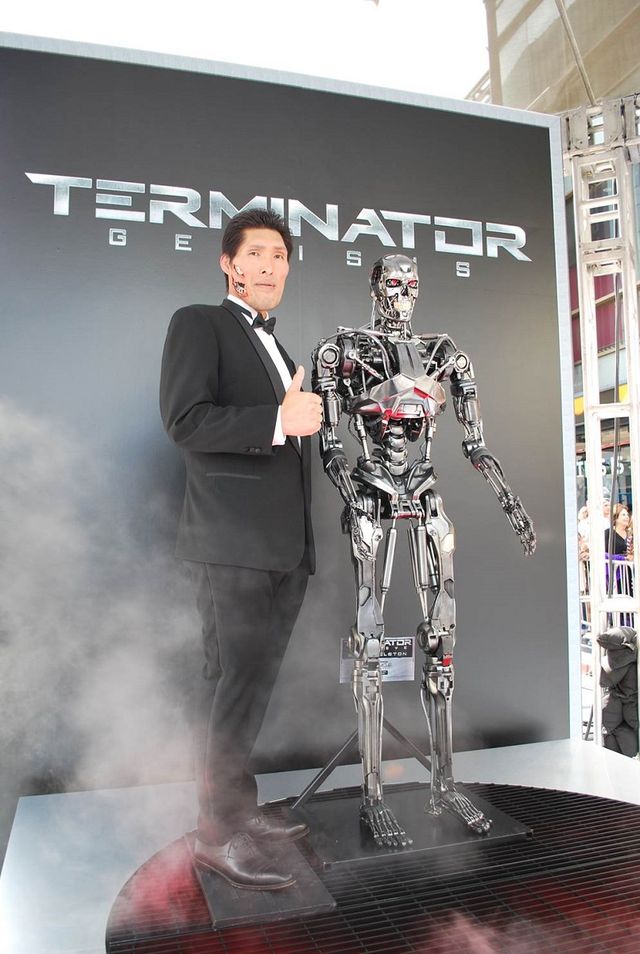 「T-シノハラ型ターミネーター」にシュワちゃん興味津々！映画『ターミネーター：新起動／ジェニシス』LAプレミアフォトギャラリー（17枚目）