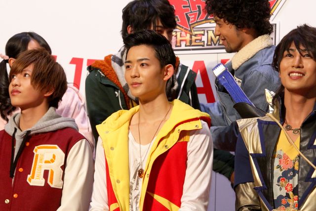 竜星涼、「キョウリュウジャー」メンバーと登場！フォトギャラリー（4枚目）