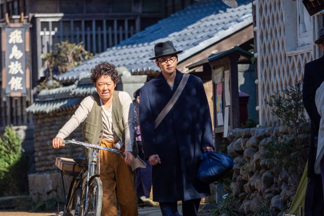 嵩（北村匠海）に寄り添うヤムおんちゃん（阿部サダヲ）…「あんぱん」第9週「絶望の隣は希望」第43回：フォトギャラリー