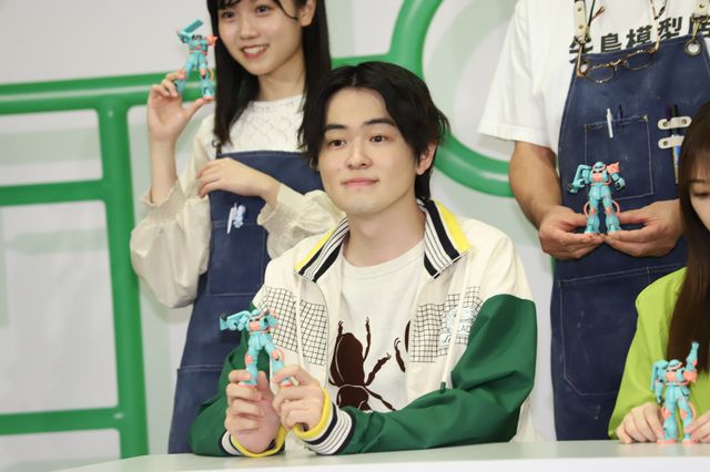 ザクを手にギブバース！ドラマ「量産型リコ -もう1人のプラモ女子の人生組み立て記-」記者会見（4枚目）