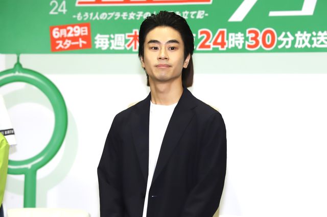 ザクを手にギブバース！ドラマ「量産型リコ -もう1人のプラモ女子の人生組み立て記-」記者会見（5枚目）