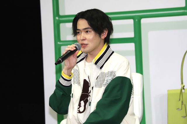 ザクを手にギブバース！ドラマ「量産型リコ -もう1人のプラモ女子の人生組み立て記-」記者会見（11枚目）