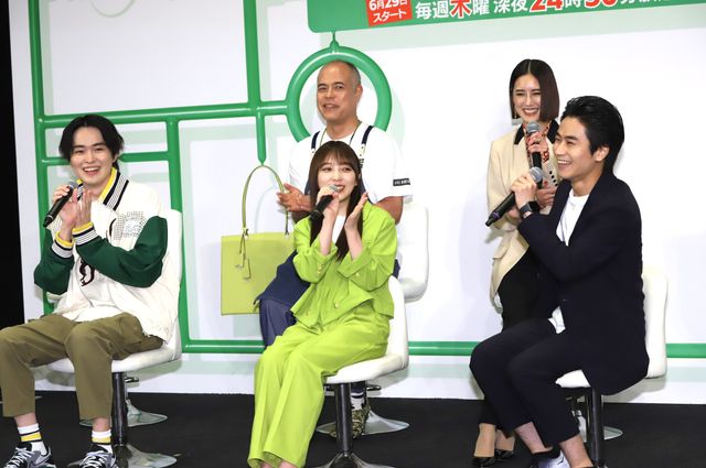 ザクを手にギブバース！ドラマ「量産型リコ -もう1人のプラモ女子の人生組み立て記-」記者会見（12枚目）