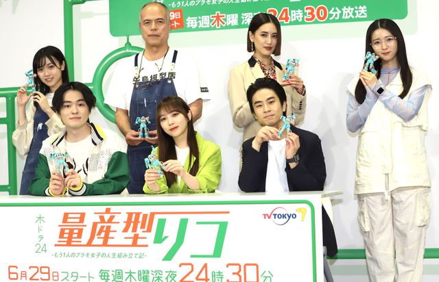 ザクを手にギブバース！ドラマ「量産型リコ -もう1人のプラモ女子の人生組み立て記-」記者会見（14枚目）