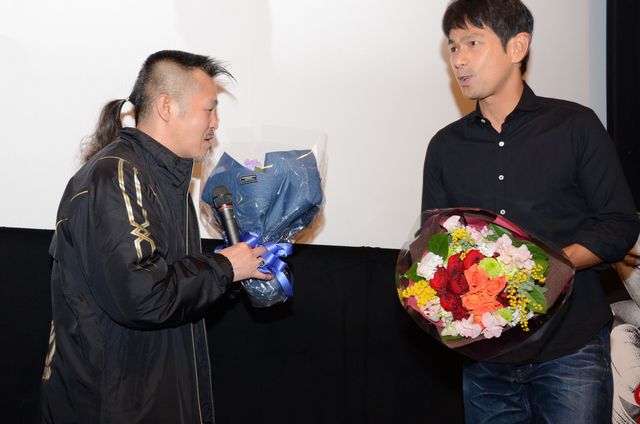 江口洋介、辰吉丈一郎に花束を贈呈！フォトギャラリー：フォトギャラリー