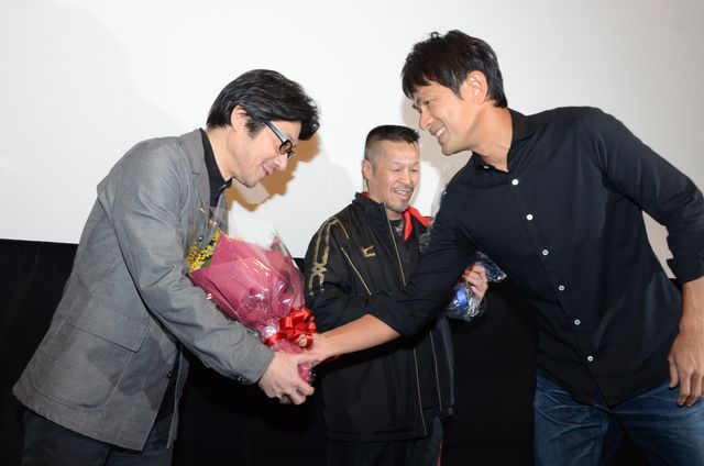 江口洋介、辰吉丈一郎に花束を贈呈！フォトギャラリー（2枚目）