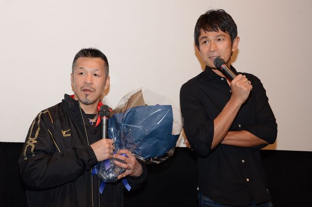 江口洋介、辰吉丈一郎に花束を贈呈！フォトギャラリー（3枚目）