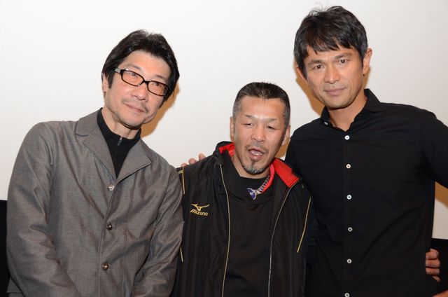 江口洋介、辰吉丈一郎に花束を贈呈！フォトギャラリー（4枚目）