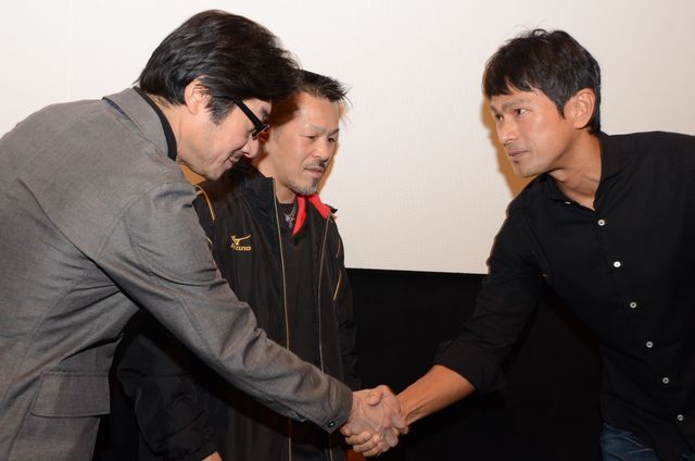 江口洋介、辰吉丈一郎に花束を贈呈！フォトギャラリー（6枚目）